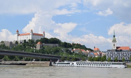 Братислава и замъците на Словакия с полет от Варна 