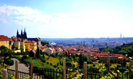 Прага - вълшебна и очарователна, със самолет и обслужване на български език!